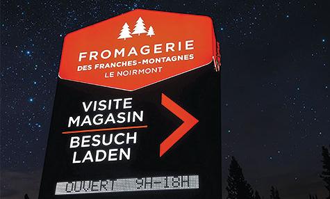 Le nouveau totem de la Fromagerie des Franches-Montagnes illumine le Noirmont